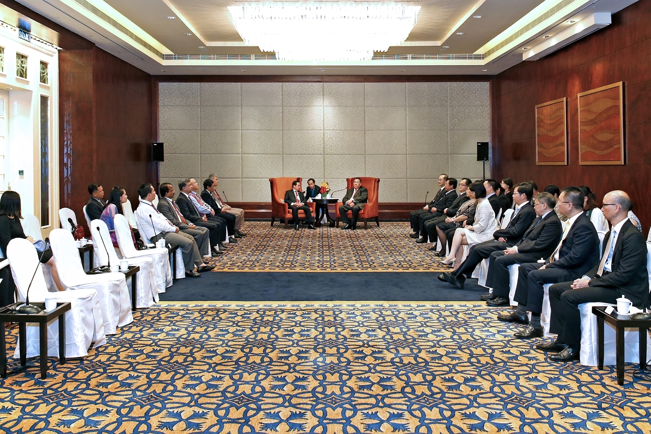 The Chief Executive, Mr Chui Sai On, at a meeting with mayors invited to Macao for the second edition of the “Mayors’ Visiting Program”.