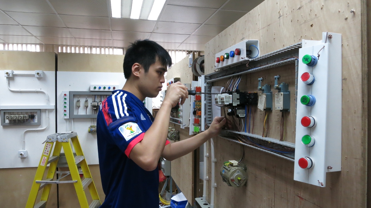 電氣裝置學員正進行技術訓練