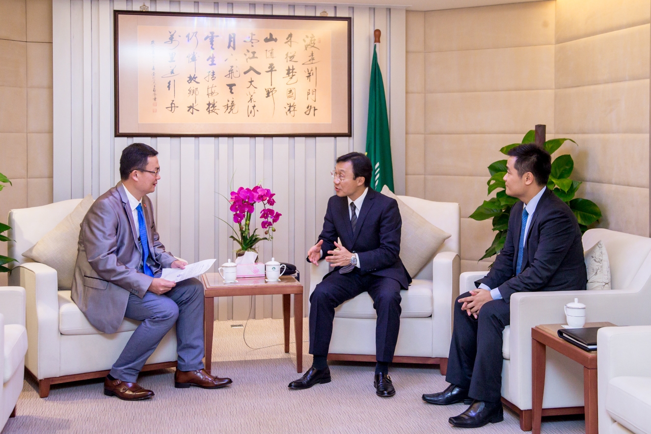 社會文化司司長辦公室顧問羅奕龍醫生陪同會見。