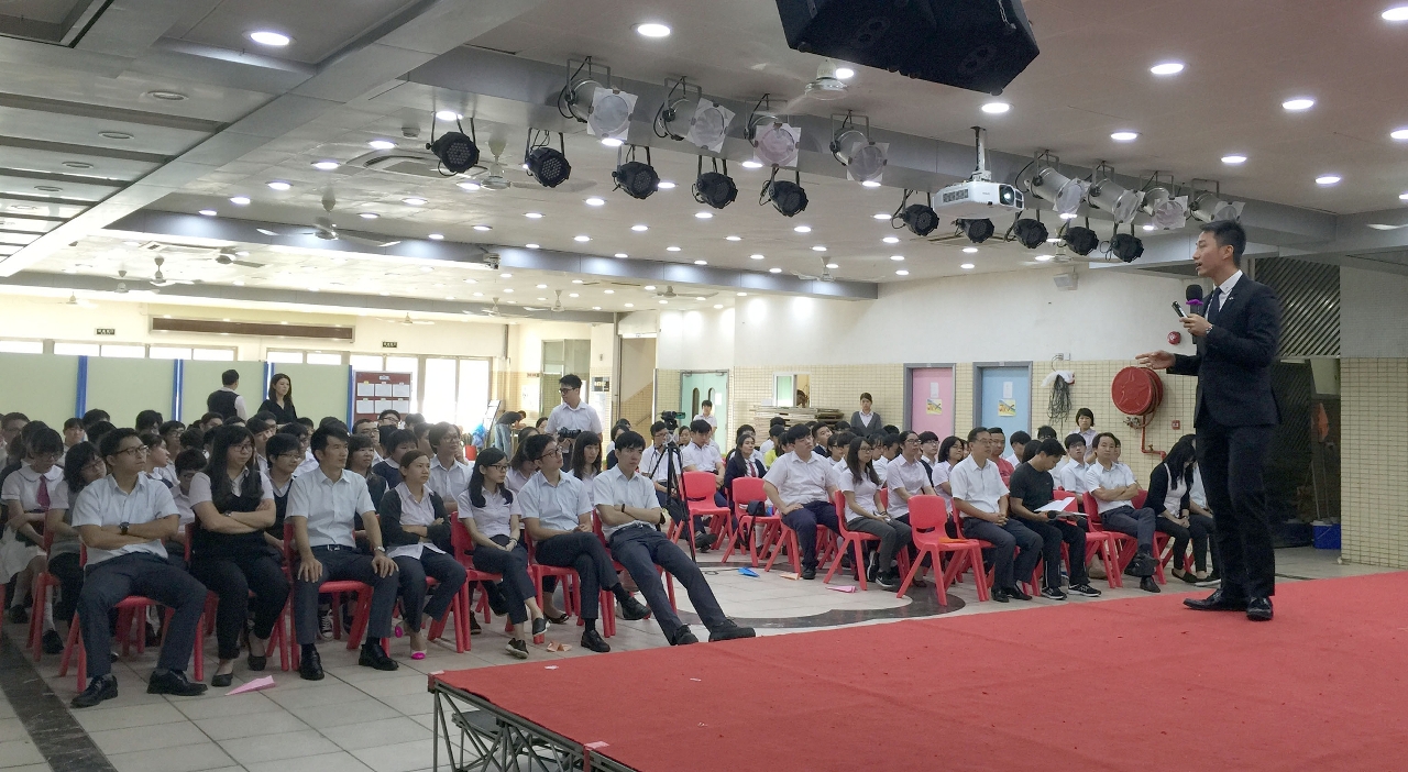 Primeira secção da “Oficina de teatro interactivo nas escolas secundárias” realizada na Escola Tong Nam.