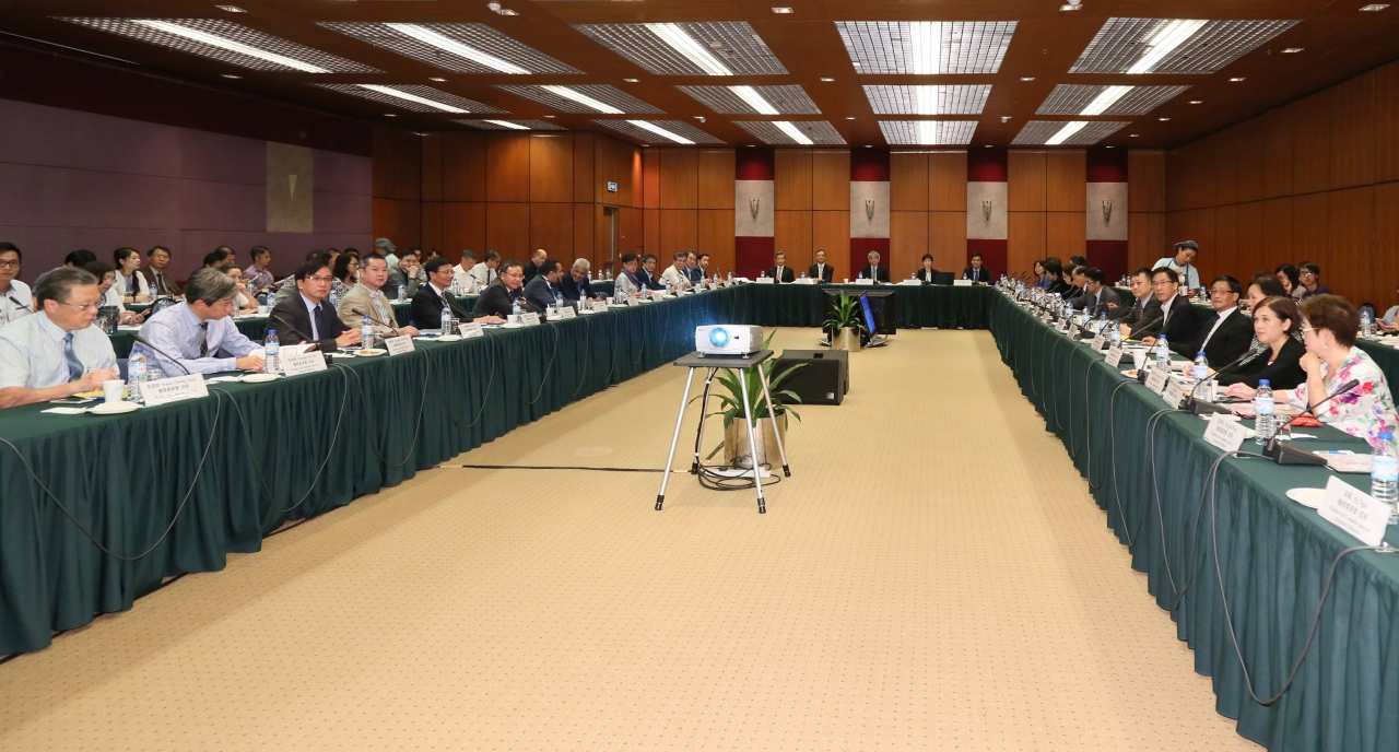 Representantes dos sectores e dos meios de comunicação social convidados para estarem presentes na reunião extraordinária.