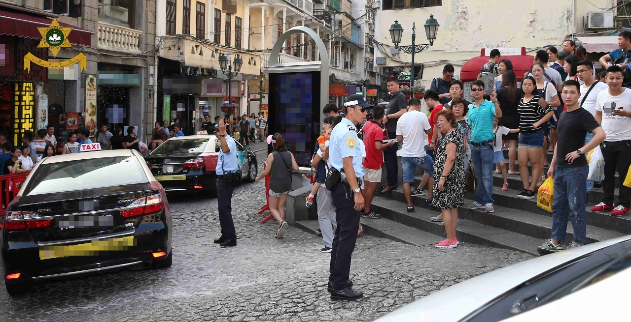 警員於大三巴一帶維持秩序