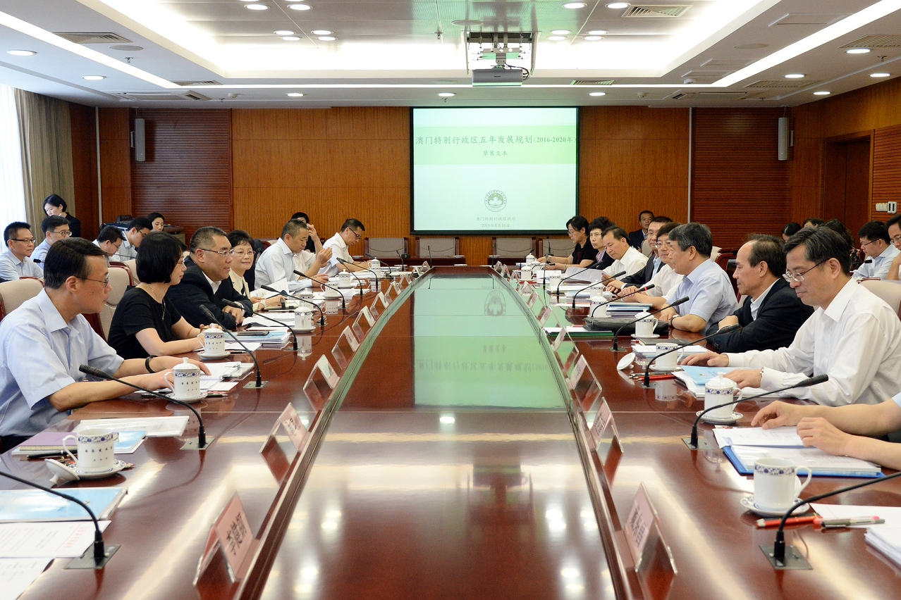 The Chief Executive, Mr Chui Sai On, attends a meeting in Beijing with officials from several ministries and departments and with representatives of the Government of Guangdong Province, to collect more opinions and suggestions for the initiative of the Five-Year Development Plan (2016-2020) of the Macao Special Administrative Region.