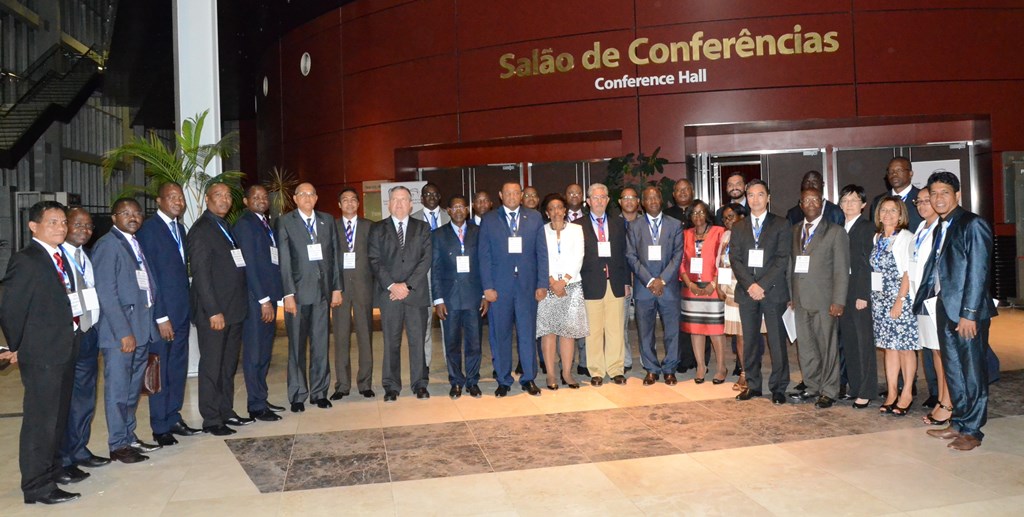 Fotografia conjunta dos participantes da Assembleia Geral após a aprovação da   "Declaração de Luanda".(Comissário Ho Veng On, oitavo à direita)