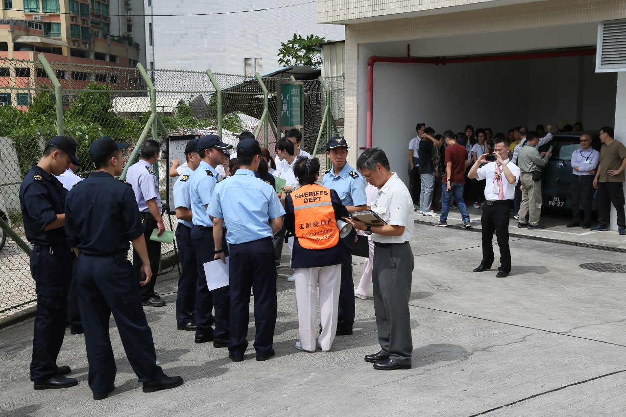 Após evaculação dos doentes e trabalhadores do edificio para um local seguro, o enfermeiro-chefe em escala de serviço que desempenhava a função de comando de evacuação discute com os observadores do Corpo de Bombeiros sobre as diferentes etapas de evacuação e a posterior organização.