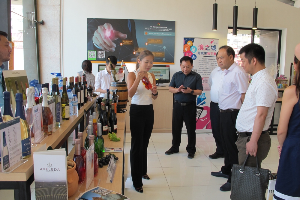Os funcionários apresentaram as dicas para degustar vinho aos visitantes