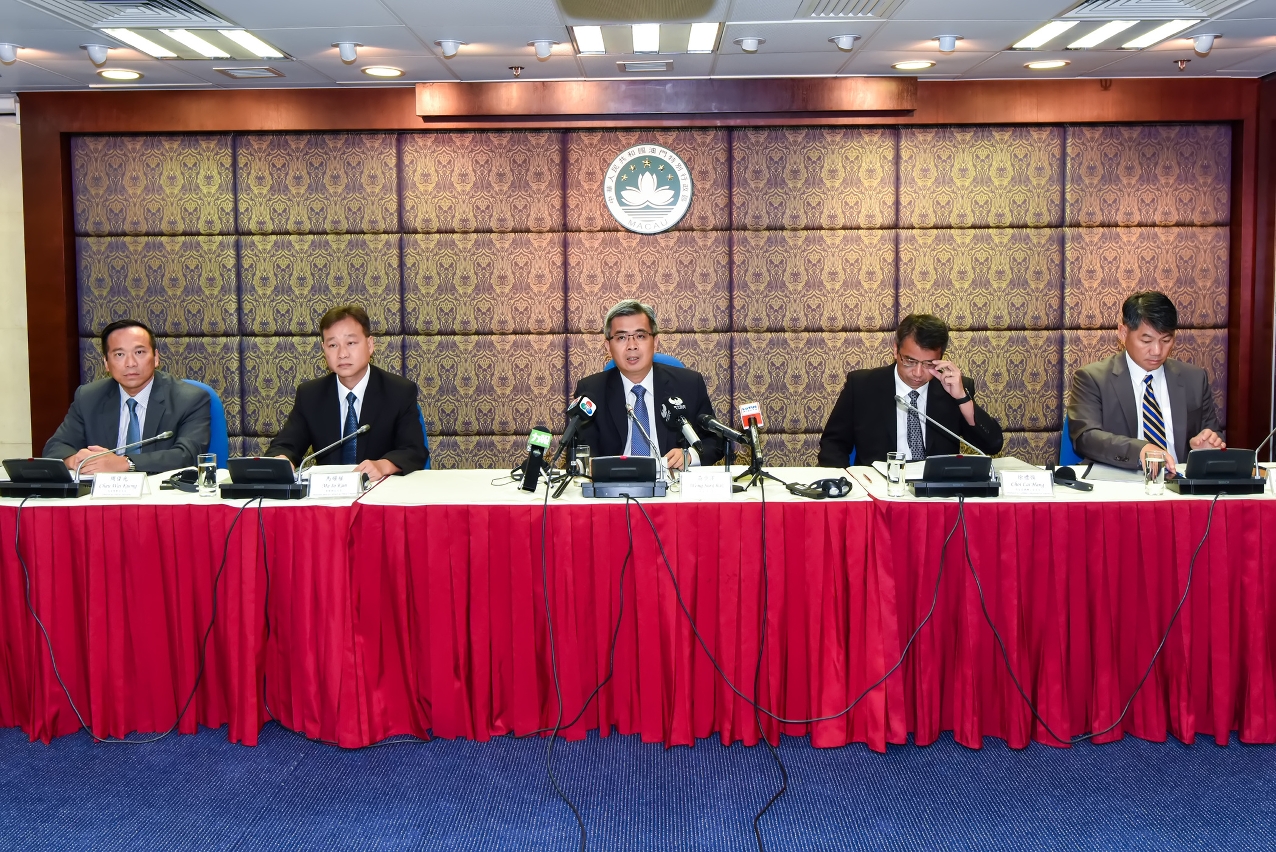 The Secretary for Security, Mr Wong Sio Chak, releases the crime figures of the first half of 2016 at a press briefing.