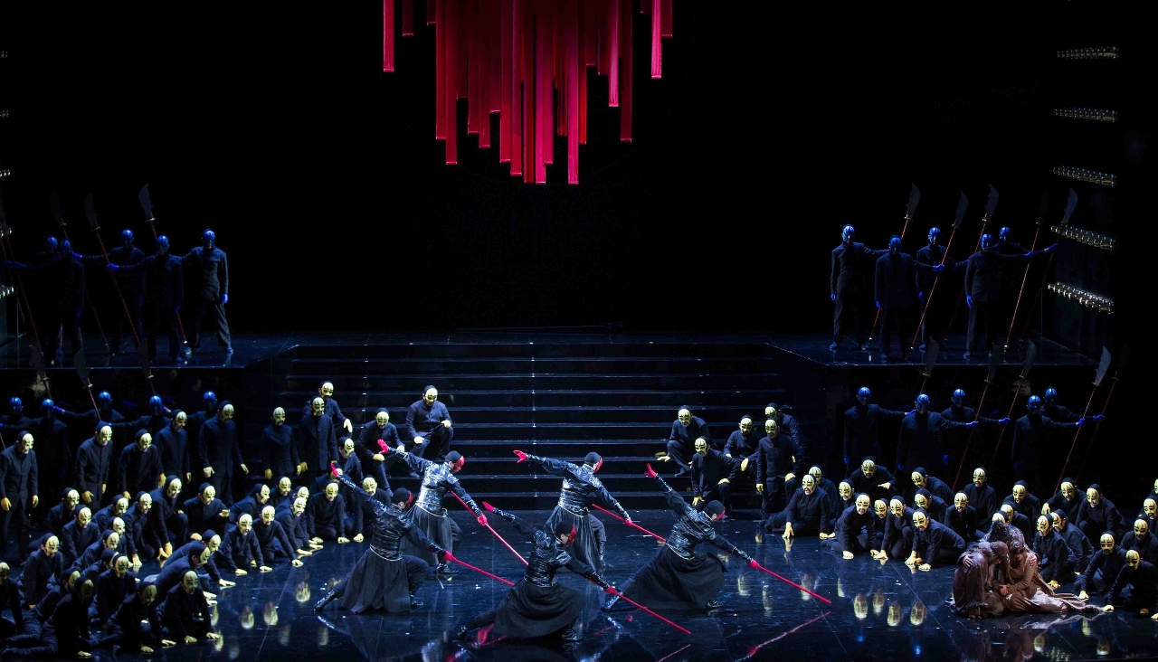 A ópera de abertura Turandot sobe ao palco grandiosamente.