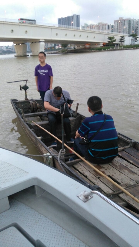 海關在西環橋底截獲1蛇頭及2名非法入境者