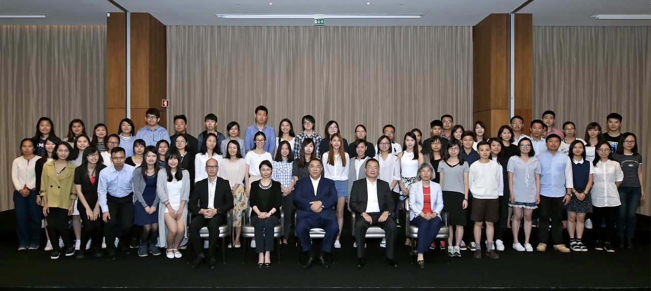 The Chief Executive, Mr Chui Sai On, takes a group photo with the Macao students studying in Portugal.