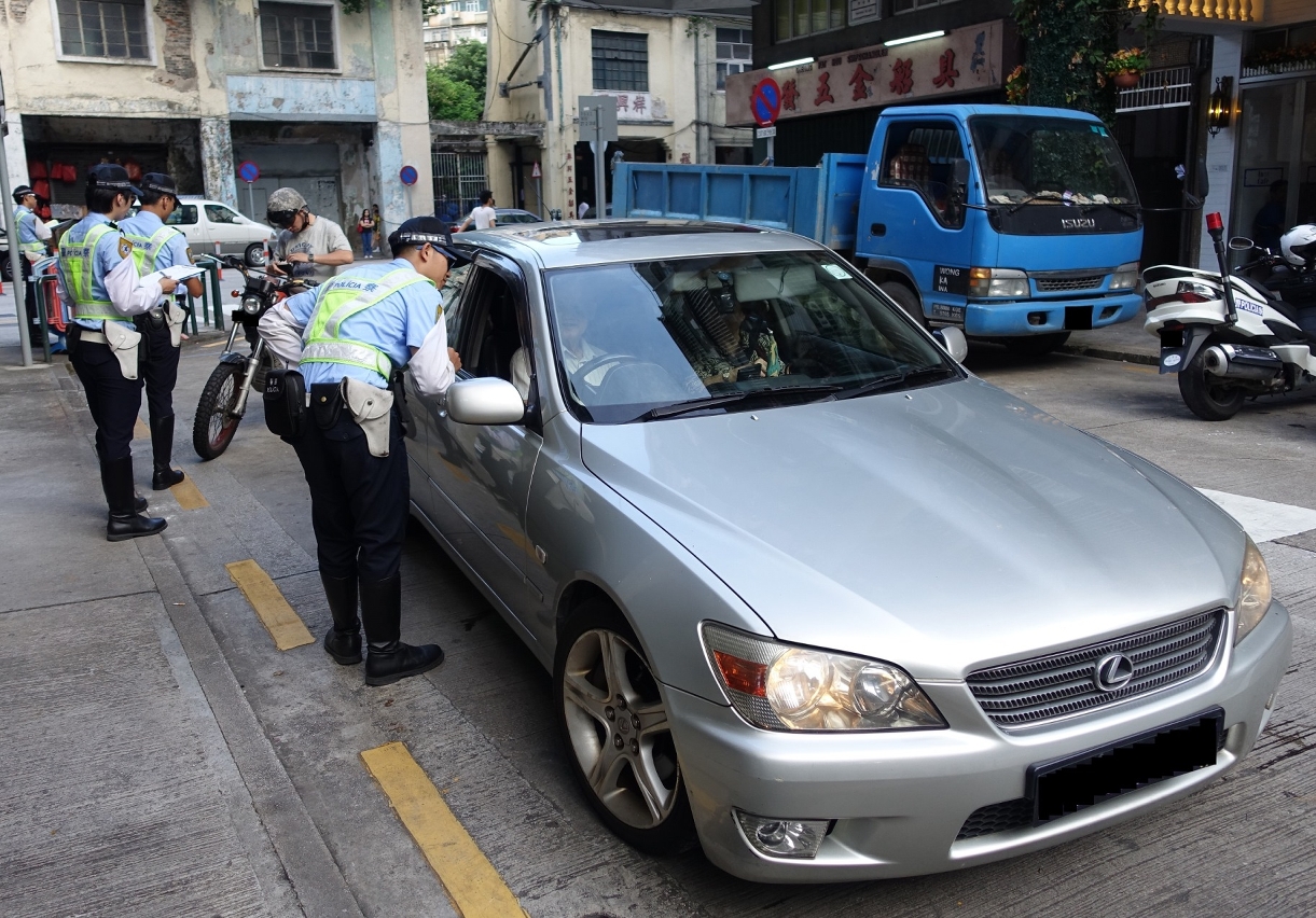 A polícia acusa os condutores que entraram indevidamente no corredor exclusivo para autocarros.