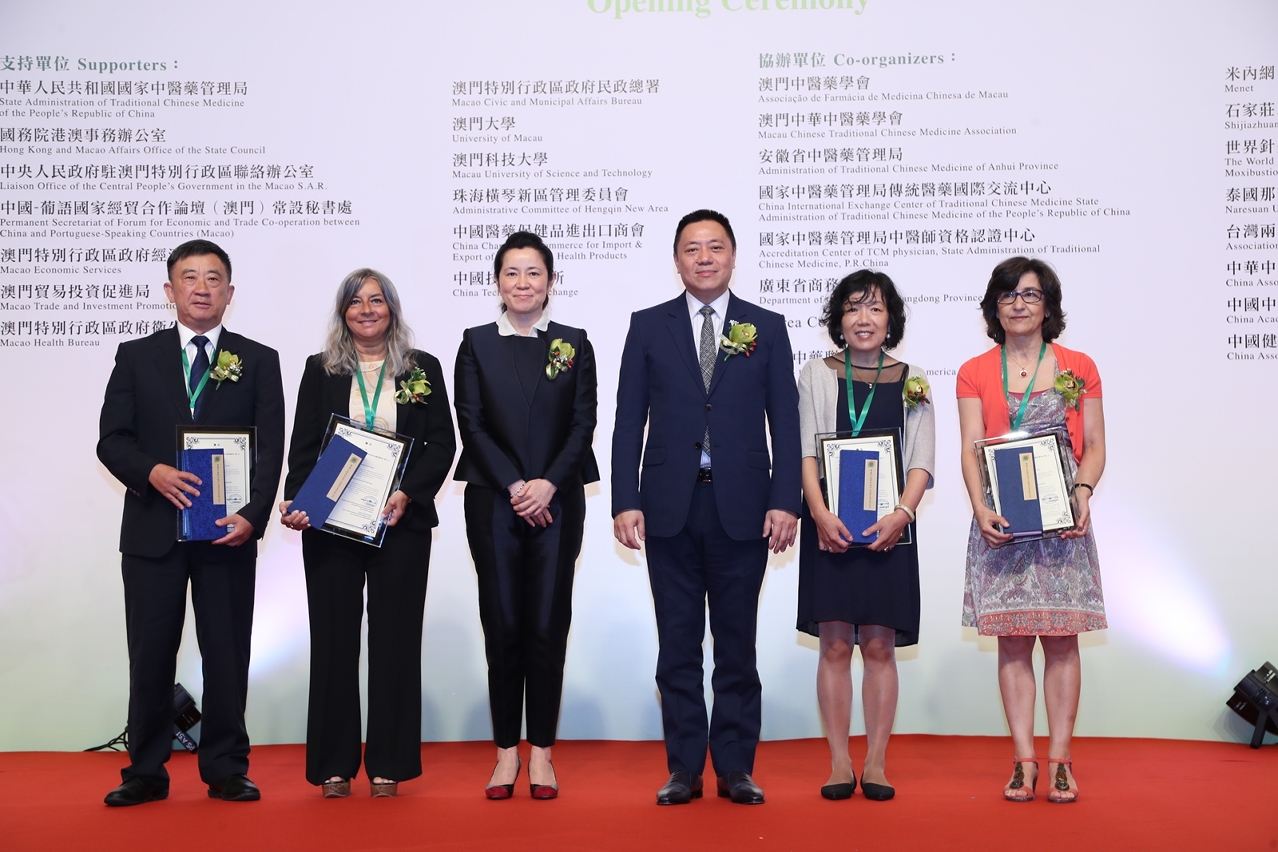 Foto do Secretário para a Economia e Finanças, Dr. Leong Vai Tac (3.º à direita), a presidente do Guangdong-Macau Traditional Chinese Medicine Technology Industrial Park Development Co., Ltd., Dr.a Lu Hong (4.º à direita), e peritos do Comité Consultivo do Parque