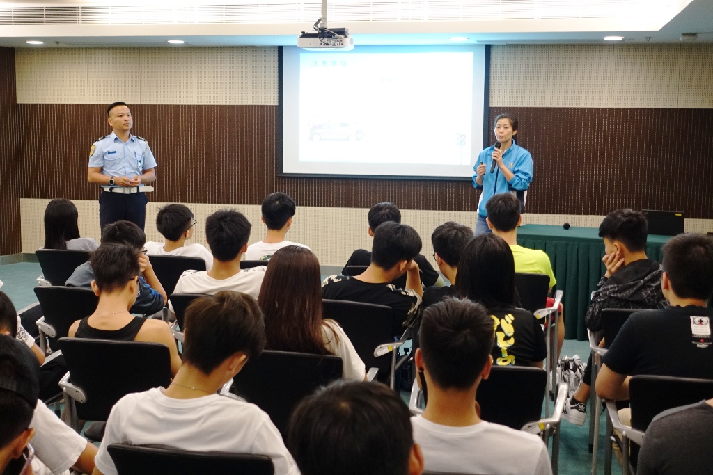 交通事務局和交通廳代表向青少年灌輸交通知識