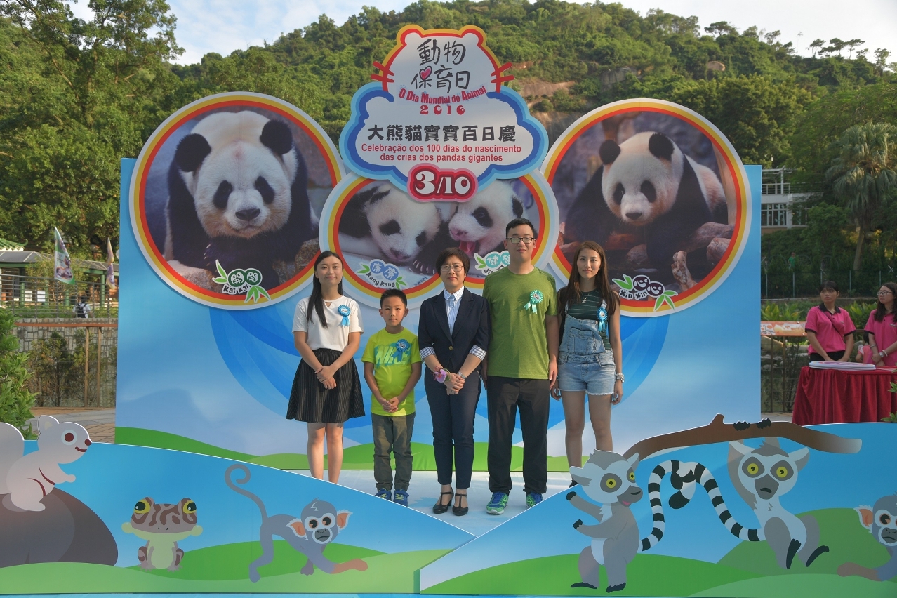 行政法務司司長陳海帆與大熊貓寶寶名字齊齊想大獎得獎者合照