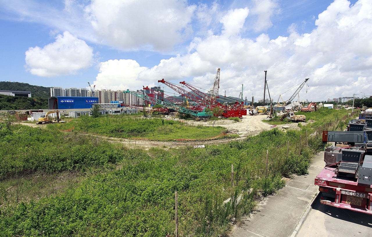 Construção de novos arruamentos, redes de drenagem e respectivas infra-estruturas junto da Estrada Flor de Lótus, COTAI