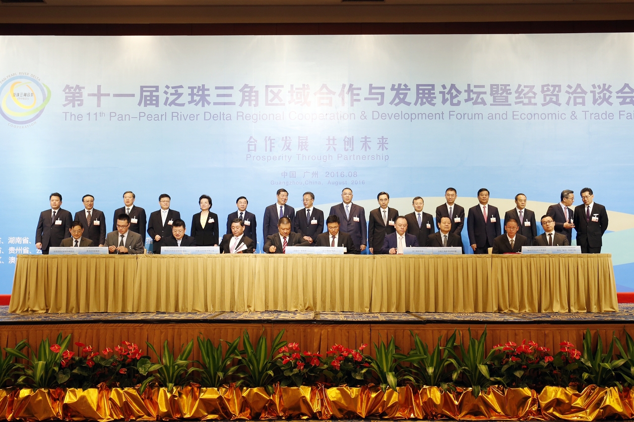 The Chief Executive, Mr Chui Sai On, and leaders of other Pan-Pearl River Delta provinces and region witness the signing of cooperation agreements, during the 11th Pan-Pearl River Delta Regional Cooperation and Development Forum and Economic and Trade Fair, held in Guangzhou, Guangdong Province.