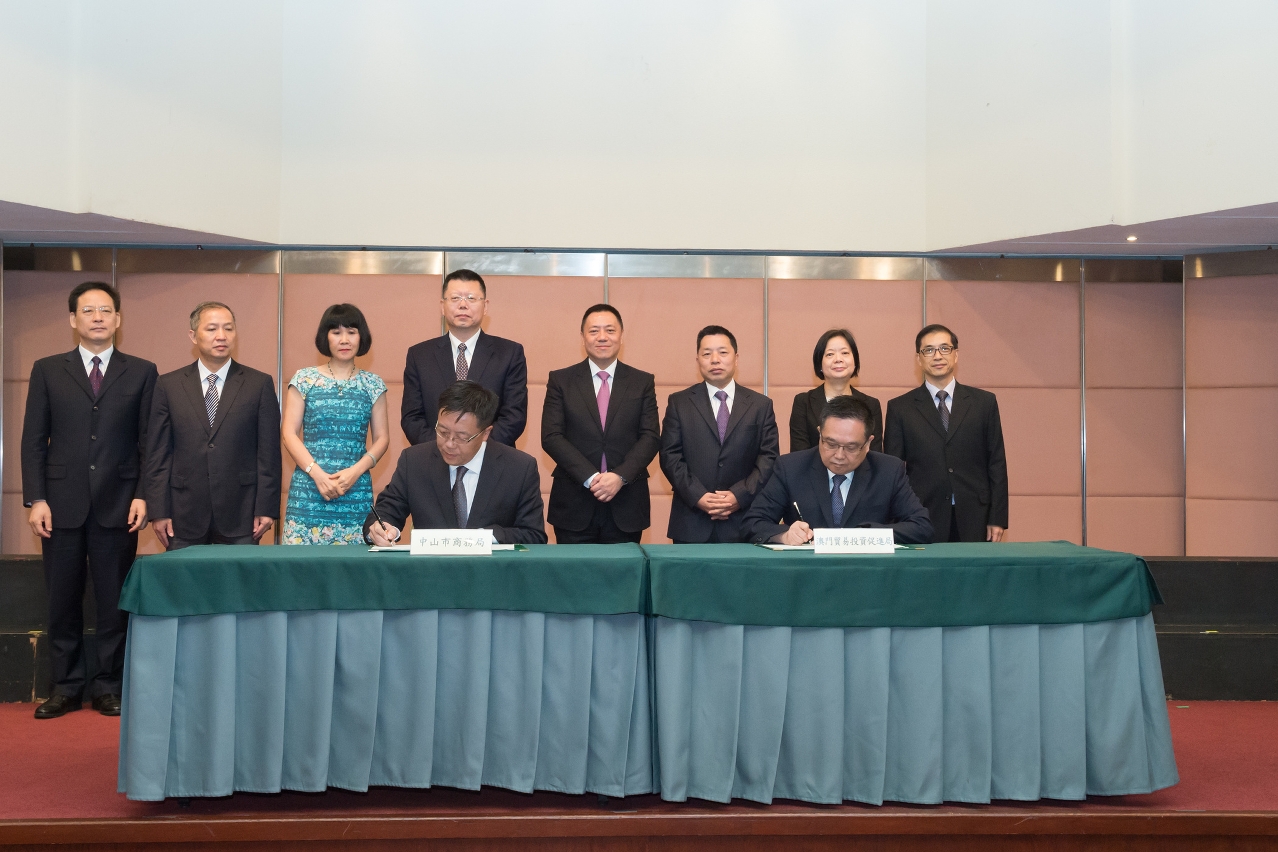 Celebração, entre o Instituto de Promoção do Comércio e do Investimento de Macau e o Instituto de Comércio de Zhongshan, de um protocolo de cooperação comercial, no decorrer da reunião do Grupo Específico para a Promoção da Cooperação Zhongshan-Macau.