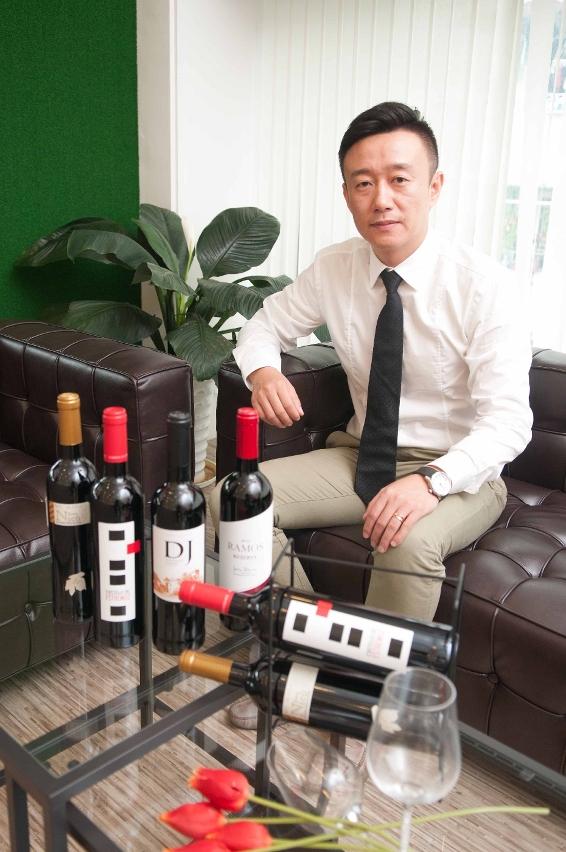 O Sr. Zhang Lan salientou que o vinho tinto é um dos produtos lusófonos que os clientes da China continental estão mais interessados