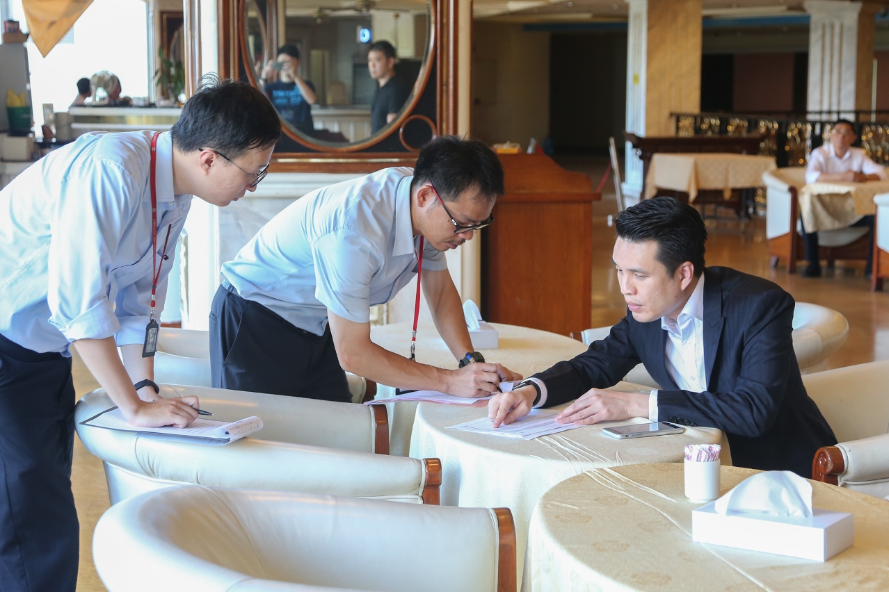 MGTO inspectors explain the content of the notification mandate to the hotel representative