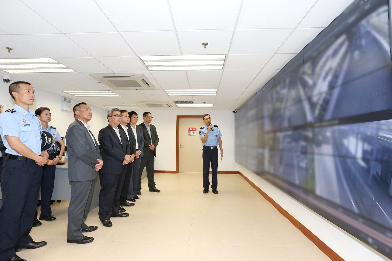 O Secretário para a Segurança, Wong Sio Chak e o Comandante-geral dos SPU, Ma Io Kun inspeccionaram o Sistema de Videovigilância em Espaços Públicos e o Centro de Servidor de Dados.