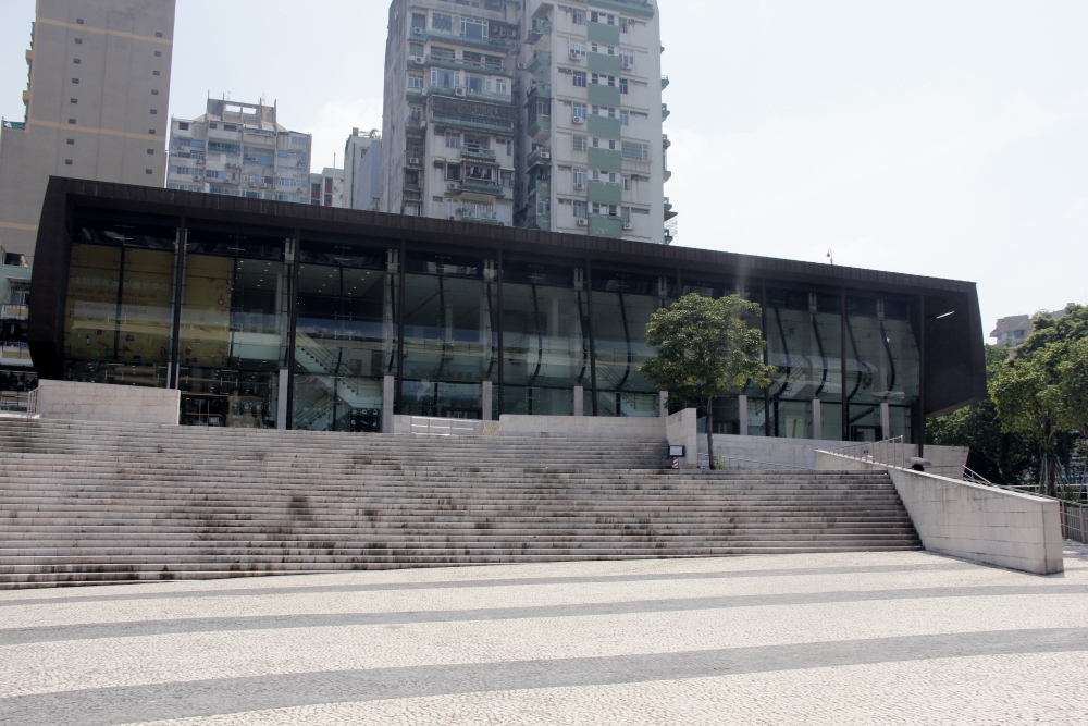 .O Centro de Exposição dos Produtos Alimentares dos Países de Língua Portuguesa localiza-se na fracção R1 do Centro Comercial da Praça do Tap Seac (1ª fracção à esquerda)
