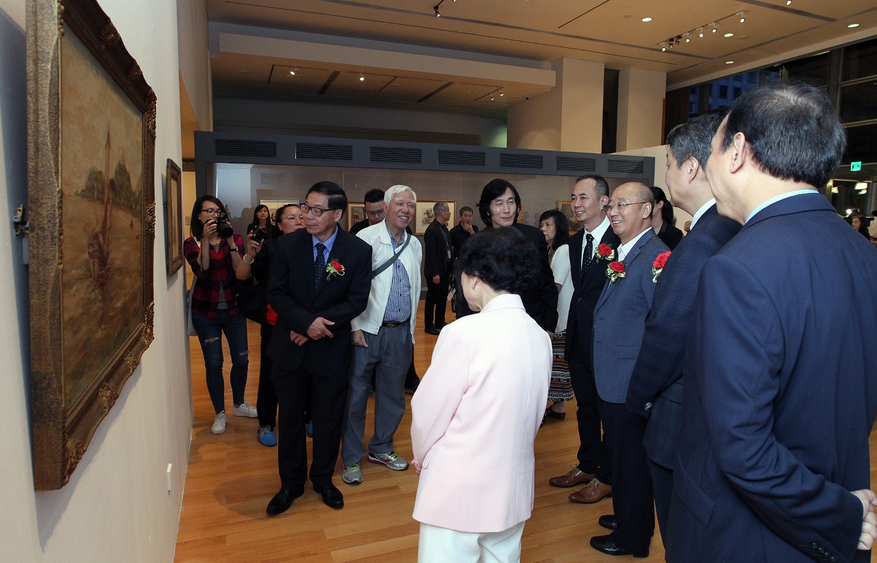 Os convidados visitaram a Exposição “60º Aniversário da Associação dos Artistas de Belas-Artes de Macau – Uma Retrospectiva”.