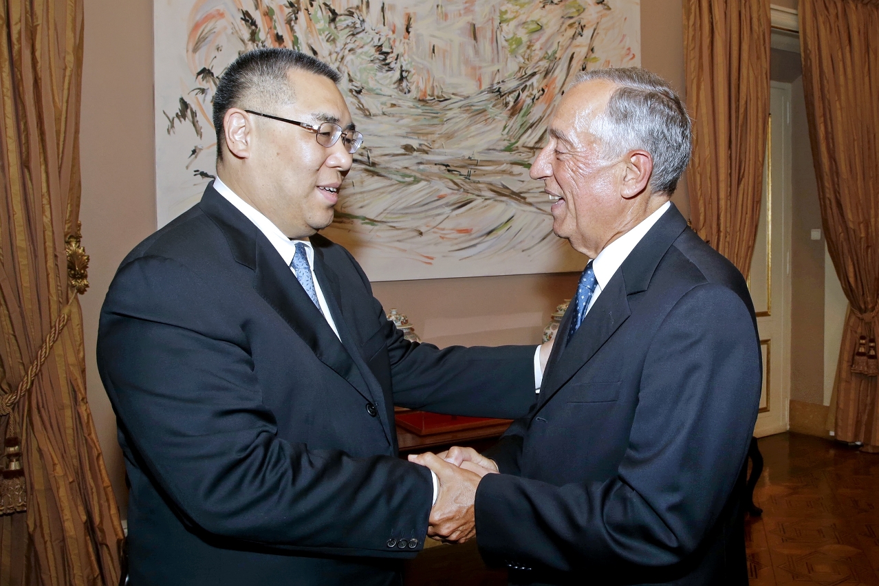Chief Executive, Mr Chui Sai On, meets with the President of the Portuguese Republic, Marcelo Rebelo de Sousa in Lisbon.