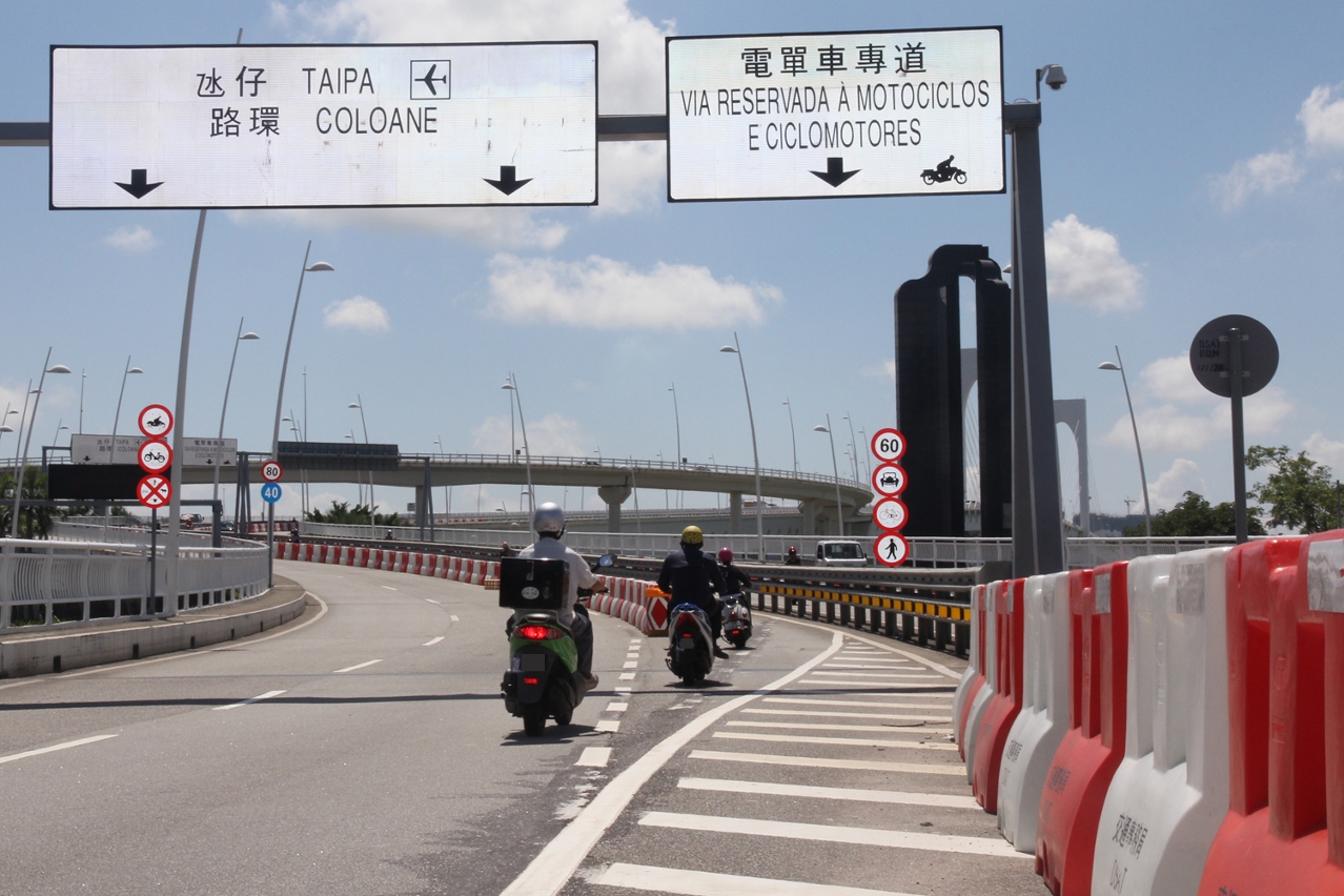 西灣大橋電單車專道本月中起改為永久措施