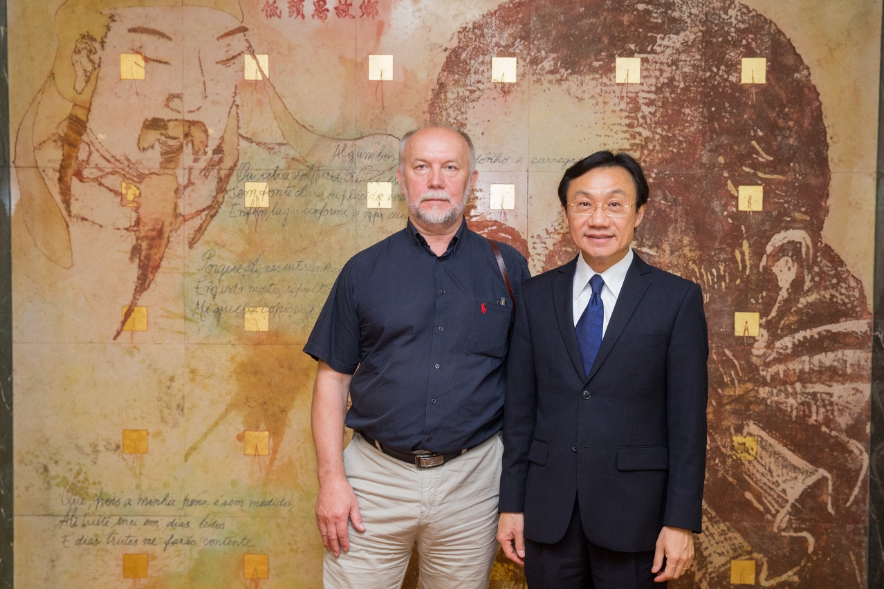 譚俊榮與俄羅斯聖彼得堡列賓美術學院油畫系主任亞歷山大邱文合影