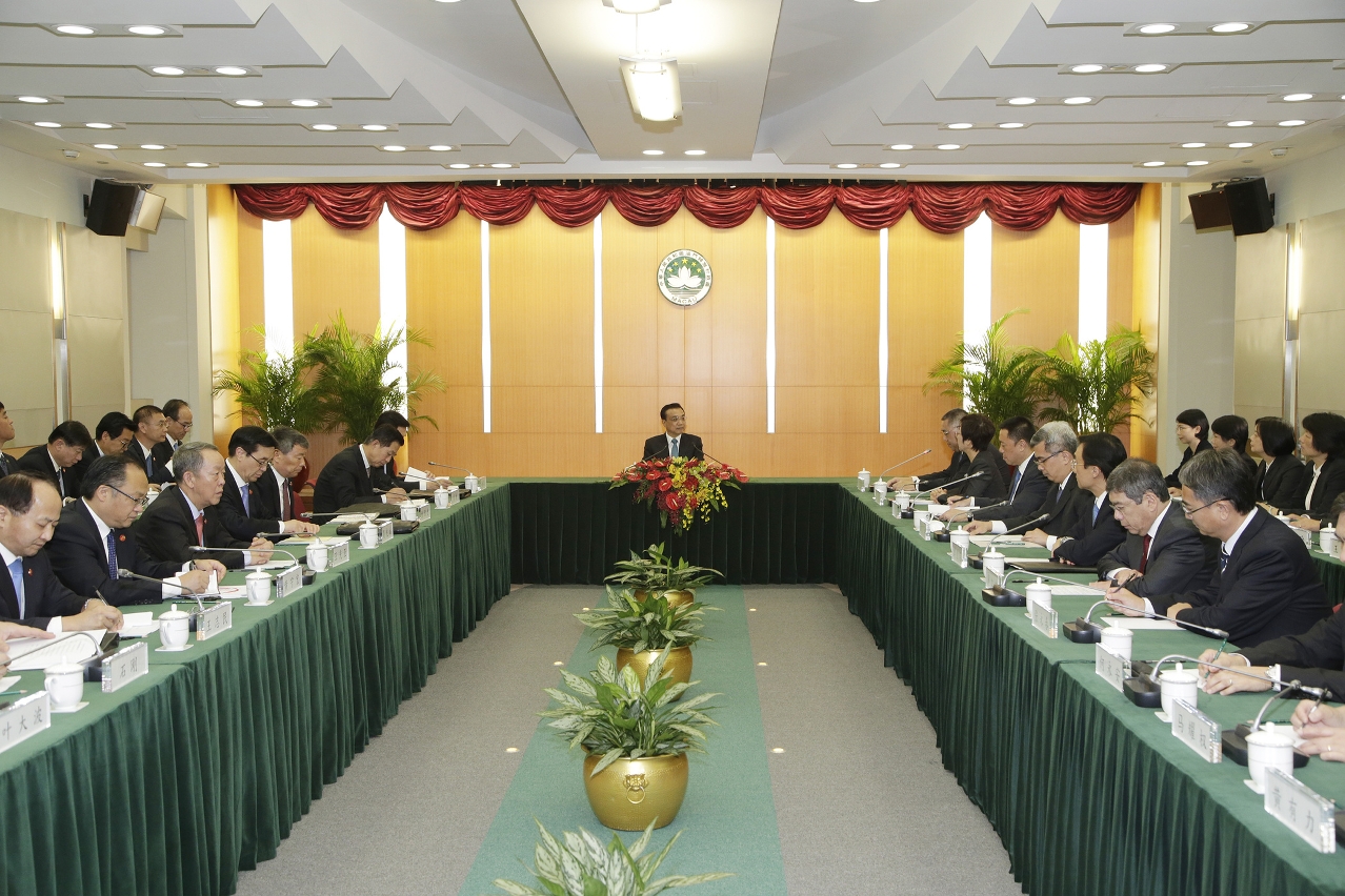 O Primeiro-ministro, Li Keqiang, assistiu uma sessão onde as autoridades da RAEM apresentaram o trabalho desenvolvido