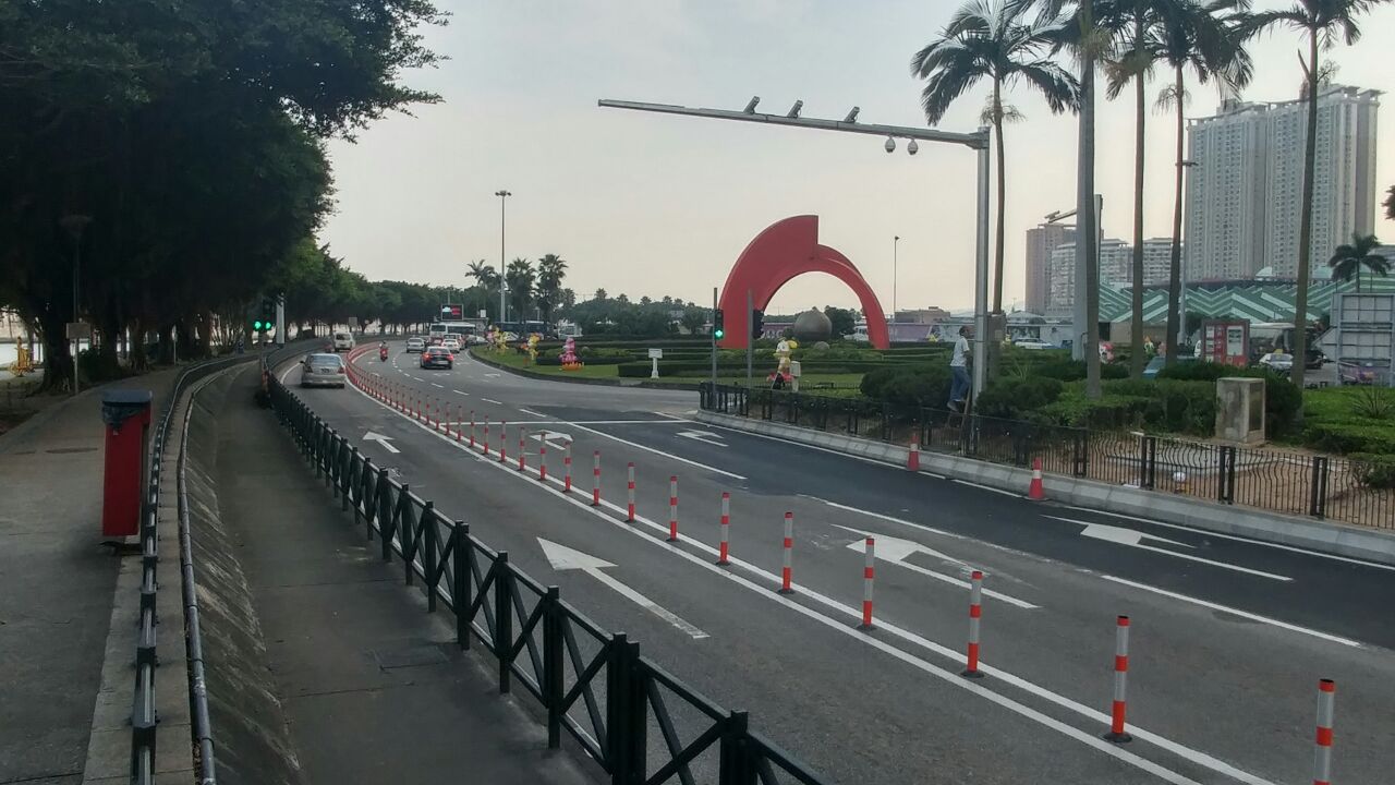 友誼橋大馬路往友誼大橋方向左邊行車道已調整為獨立車道