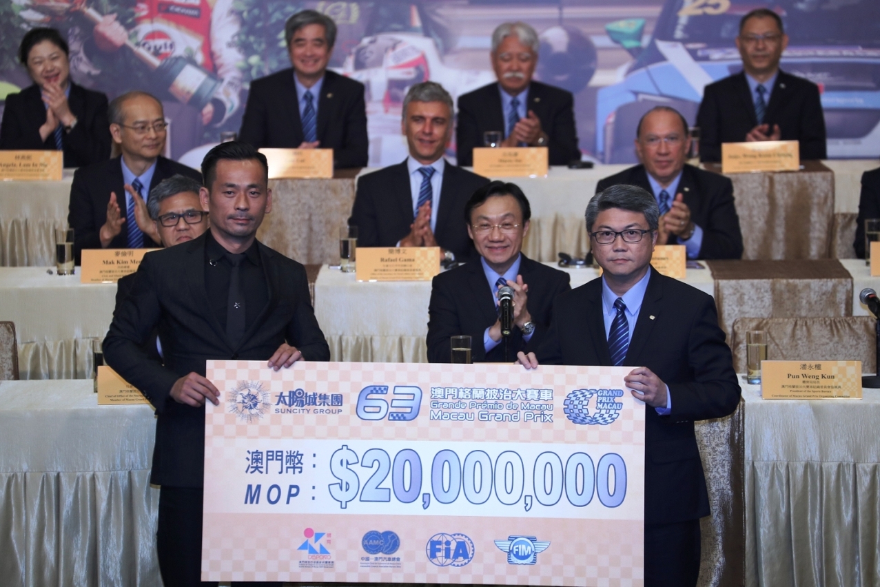 Sr. Alvin Chau, Director Executivo e Presidente do Suncity Grupo, apresentou o cheque de patrocínio para Sr. Pun Weng Kun, Presidente do Instituto do Desporto