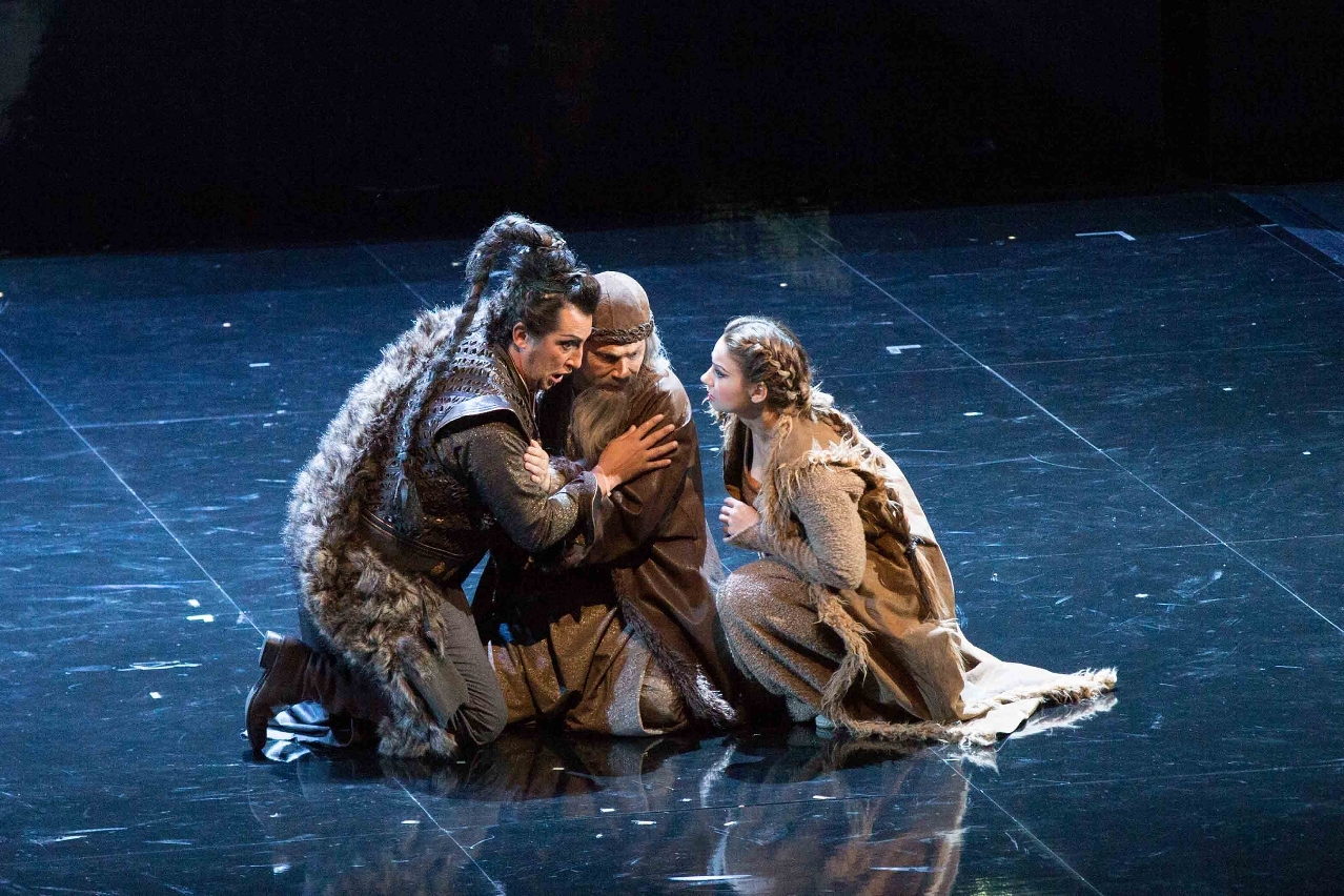 A ópera de abertura Turandot sobe ao palco grandiosamente.