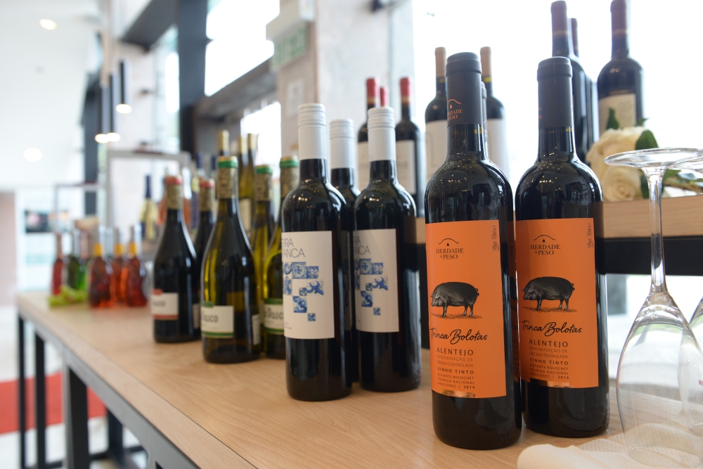 Promoção de vários vinhos da companhia “Macau Eshop Limited” no Centro de Exposição dos Produtos Alimentares dos Países de Língua Portuguesa