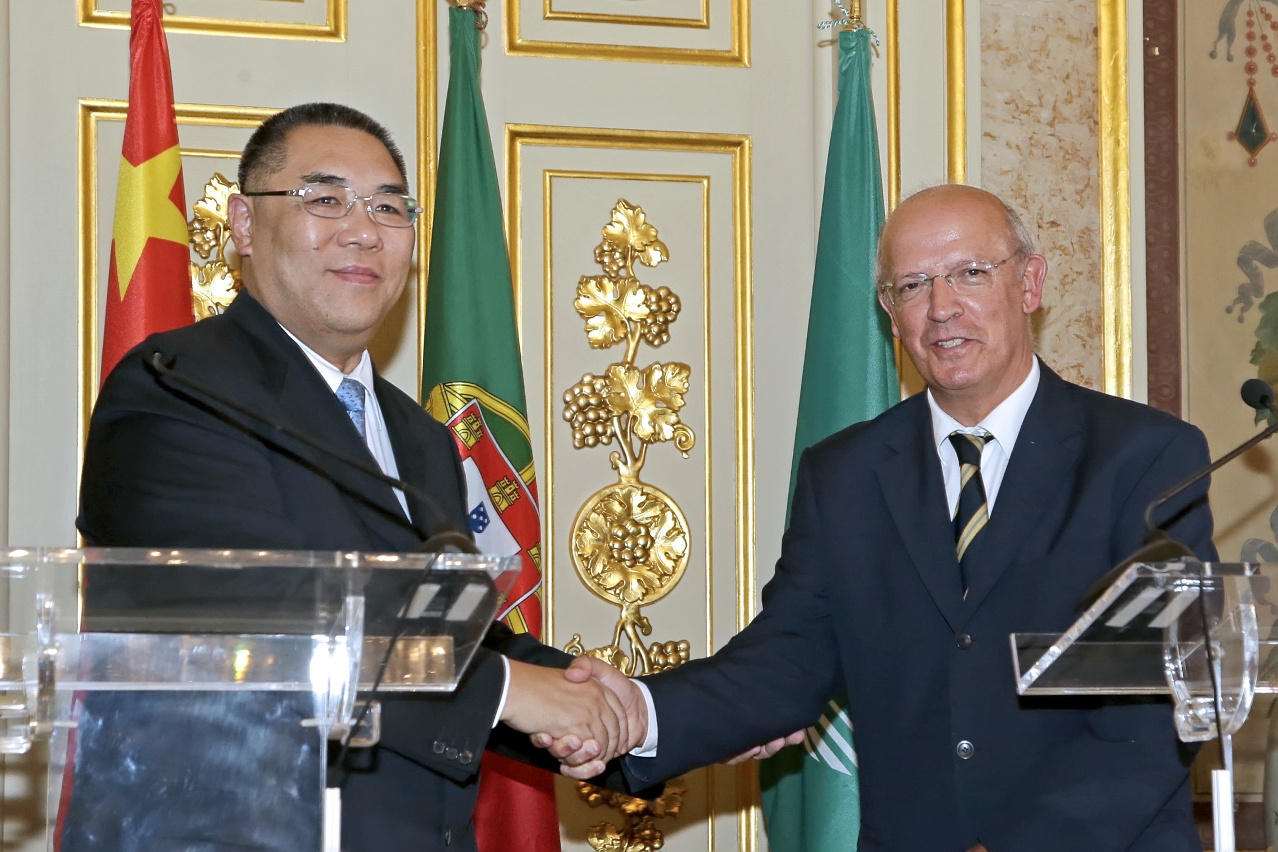 The Chief Executive, Mr Chui Sai On, and the Minister of Foreign Affairs of the Portuguese Republic, Mr Augusto Santos Silva, meet the press after the latest meetingof the Macao-Portugal Joint Committee held  in Lisbon.