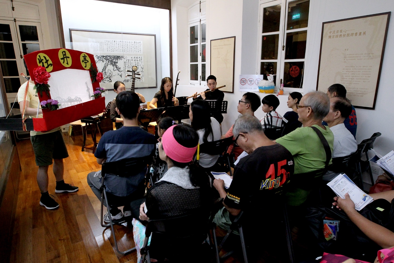 演員以影子戲的方式演繹出《牡丹亭》的意境