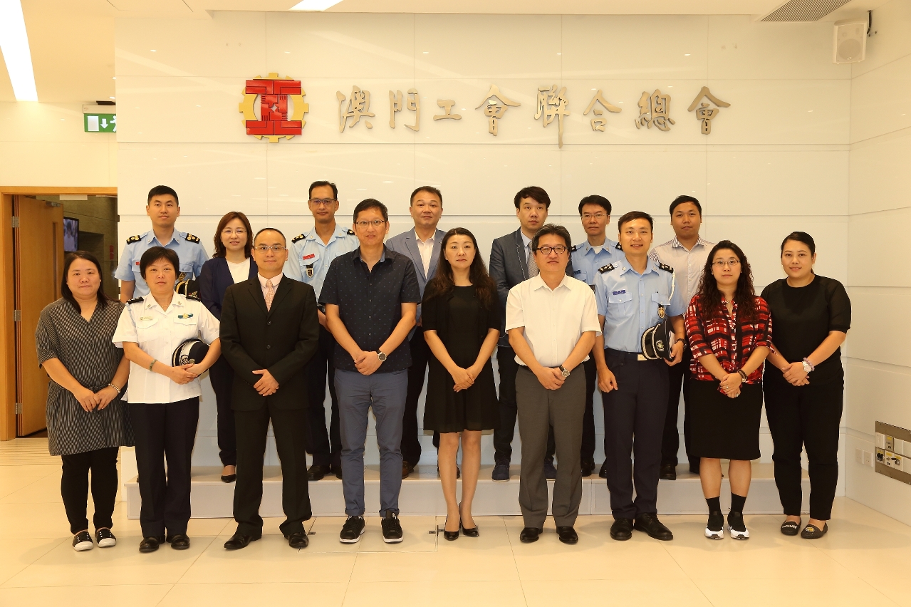 Visita à Federação das Associações dos Operários de Macau do grupo de produção do programa “Polícia e cidadão, a mesma missão”