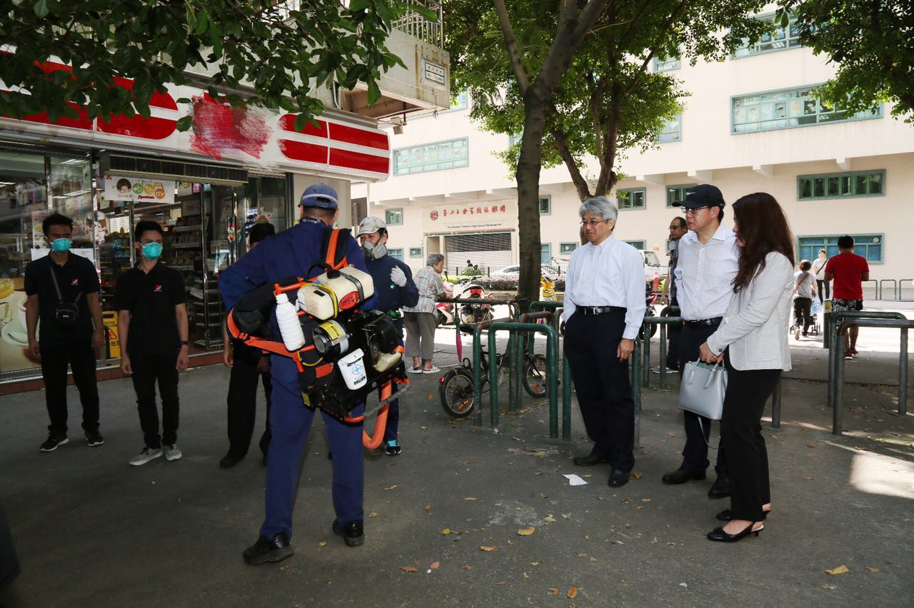 衛生局滅蚊人員教導外判服務人員使用滅蚊裝置