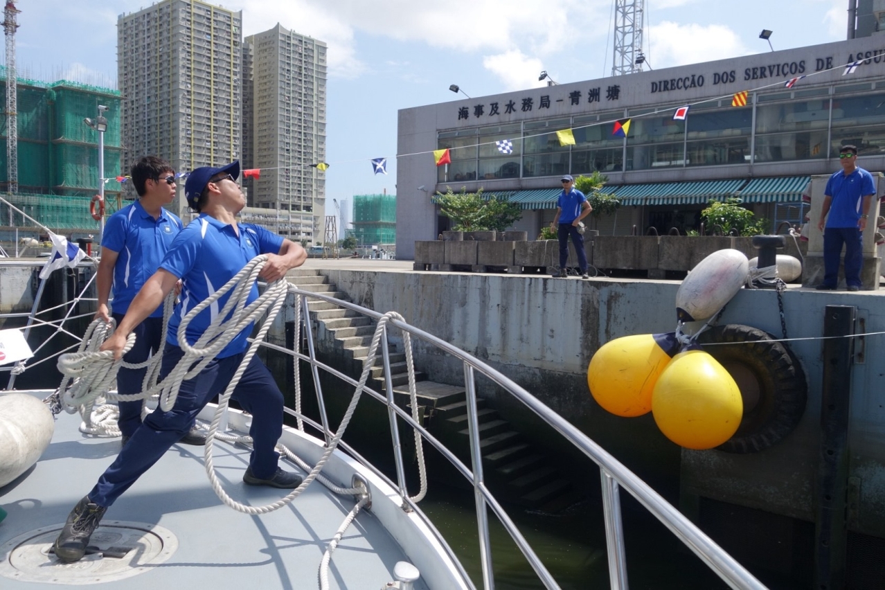 海事人員拋繩繫泊船隻讓市民安全登岸