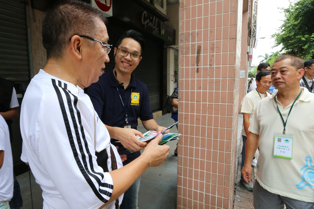 派發防罪宣傳單張和家居防盜指引