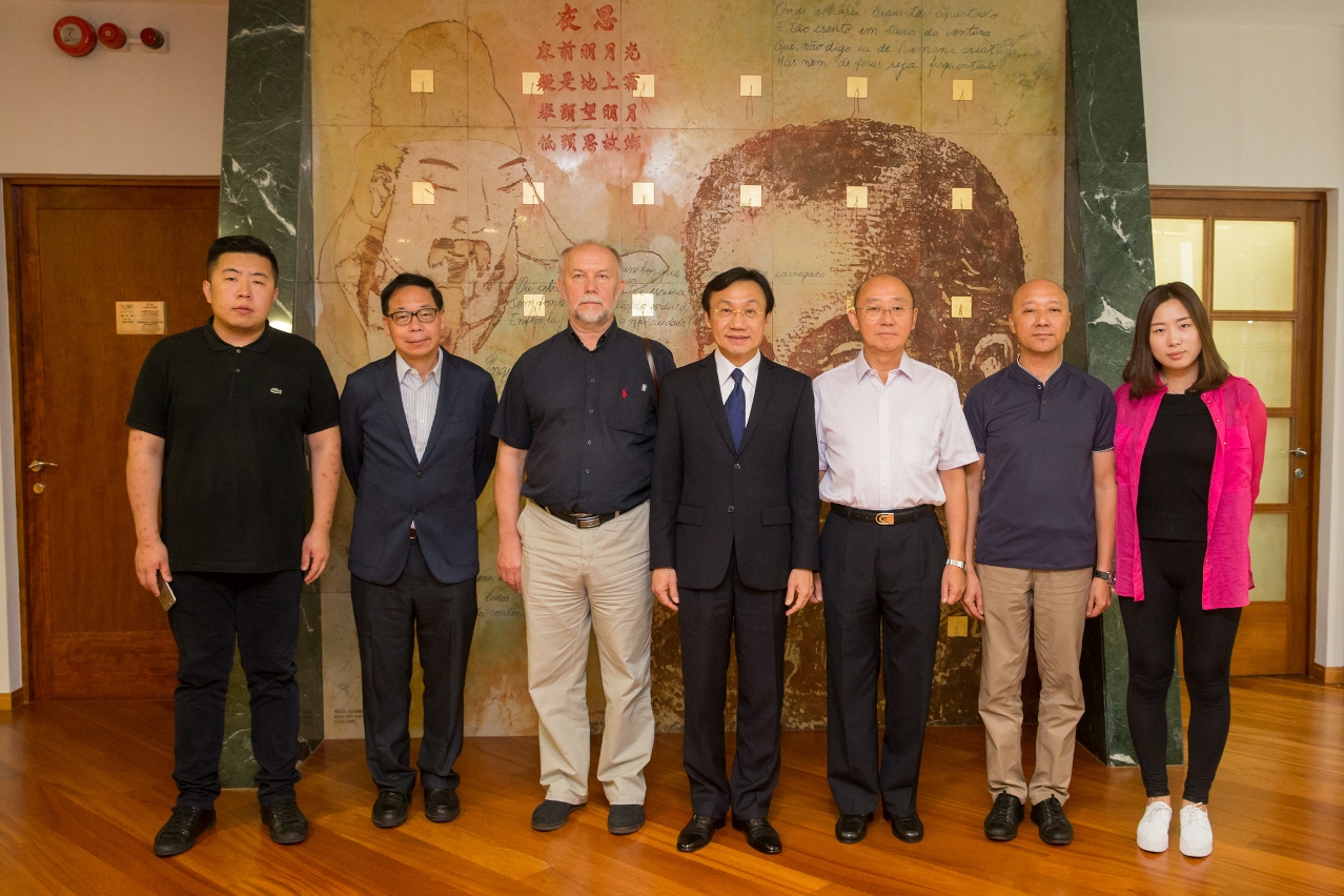 譚俊榮與列賓美術學院油畫系主任亞歷山大邱文及澳門美術協會代表合影