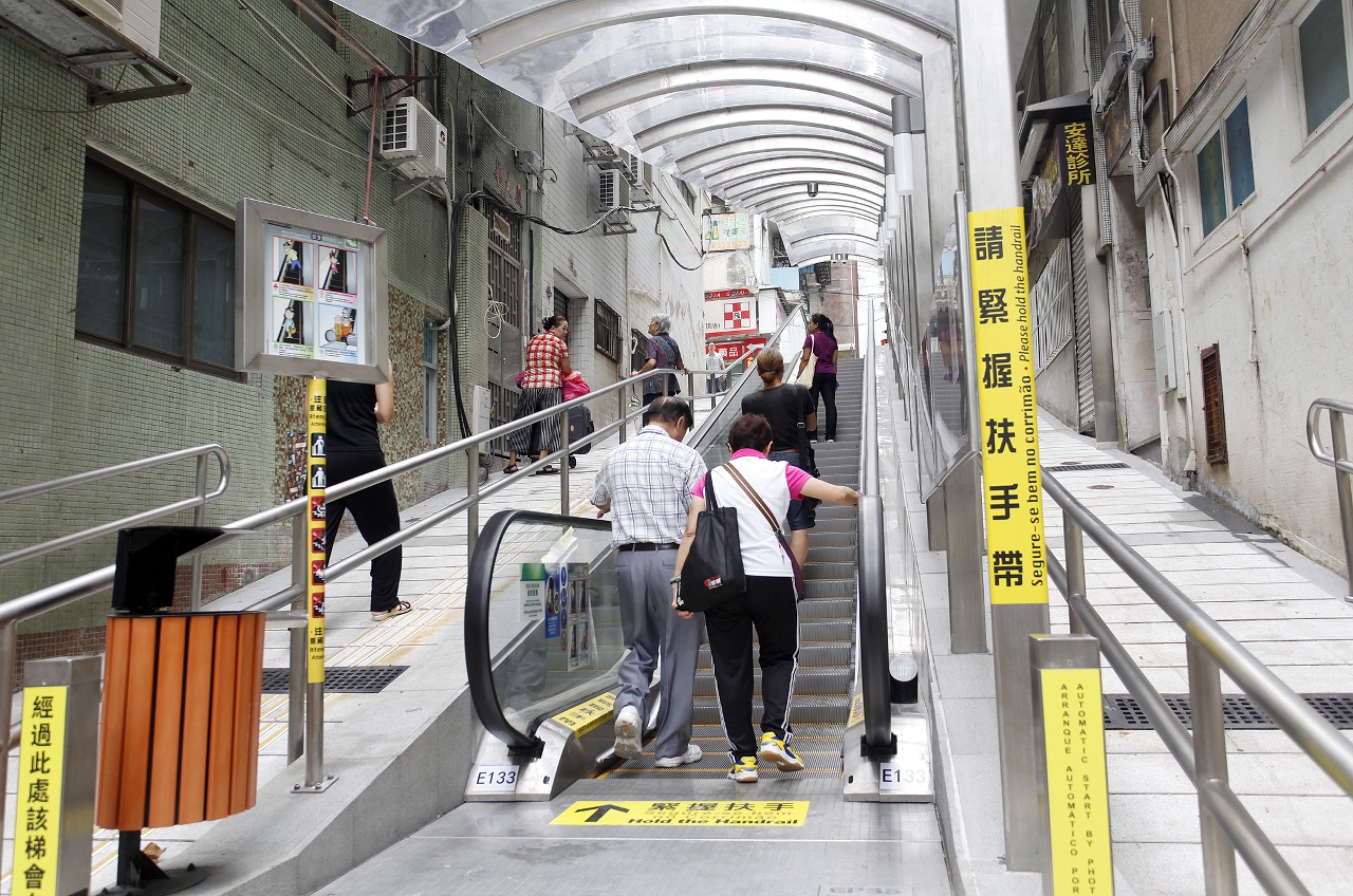 愕街自動扶梯系統開放使用