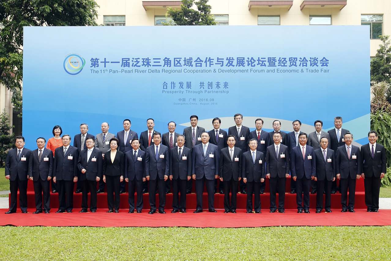 Chefe do Executivo, Chui Sai On e os dirigentes das provincias e regiões do Grande-Delta do Rio das Pérolas na cerimónia de inauguração do XI Fórum para a Cooperação e Desenvolvimento da Região do Grande-Delta do Rio das Pérolas e respectiva Feira de Cooperação Económico-Comercial.