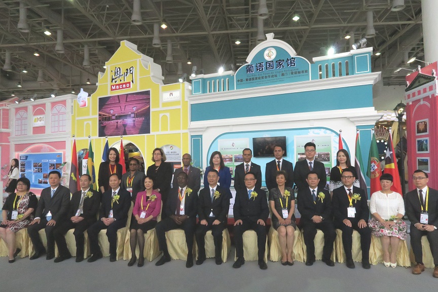 Fotografia de grupo no Pavilhão dos Países de Língua Portuguesa