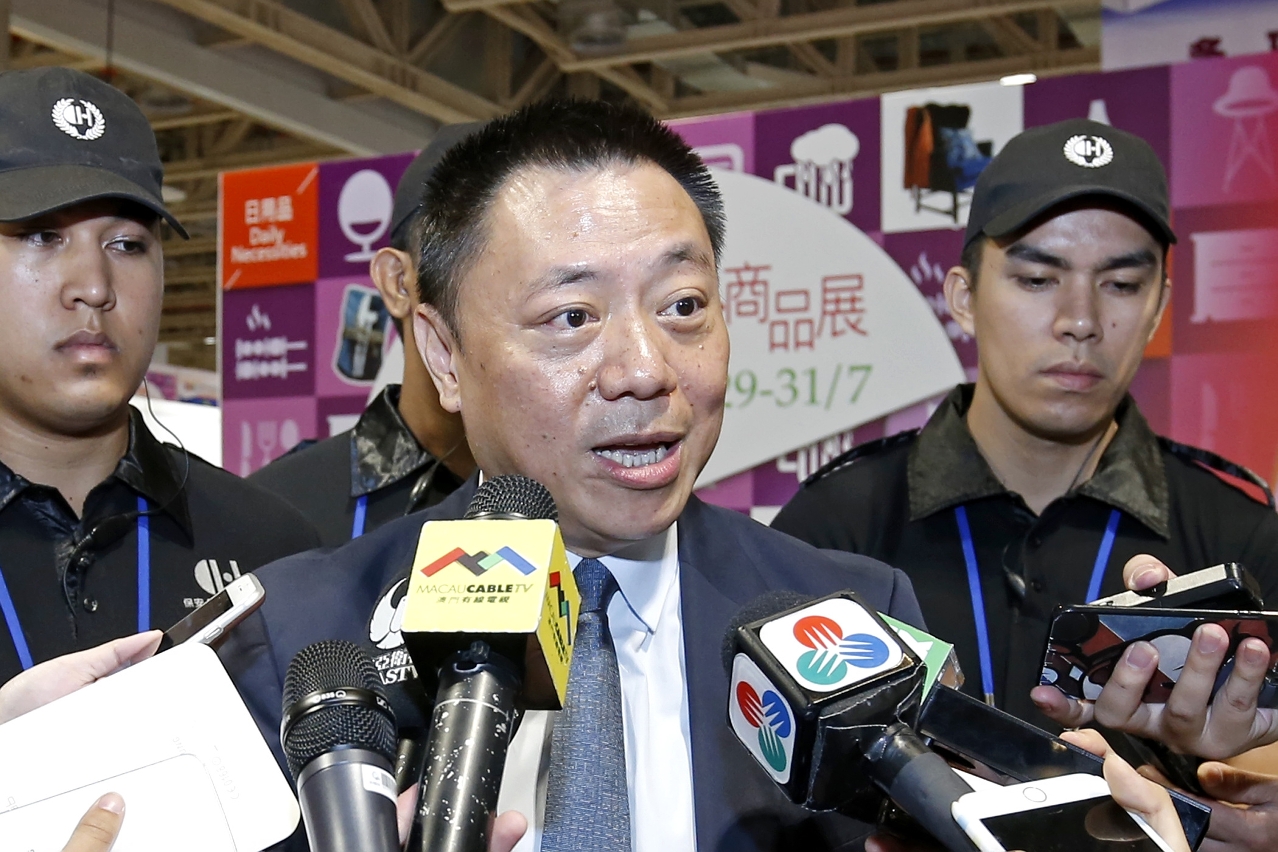 The Secretary for Economy and Finance, Mr Leong Vai Tac, speaks to reporters.
