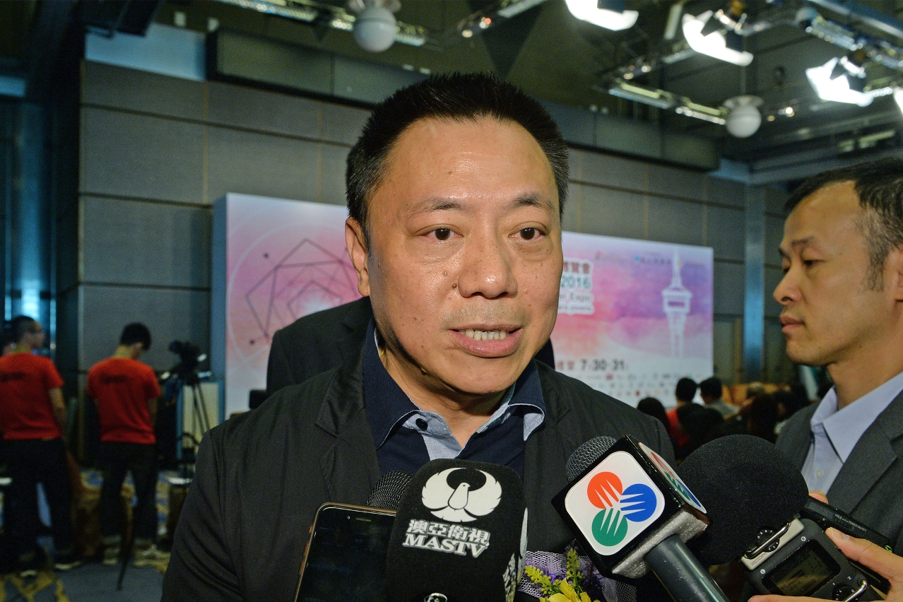 經濟財政司司長梁維特接受傳媒訪問