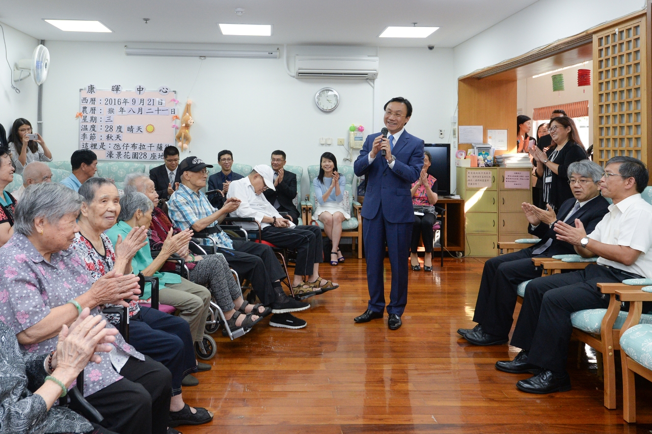 Alexis Tam agradecendo a cooperação da Cáritas de Macau com o Governo para a prestação de serviços aos idosos