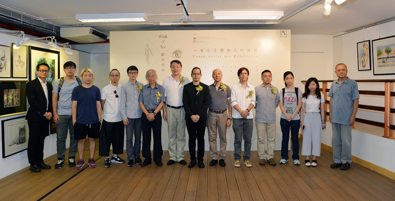 Group photo of the guests and artists.