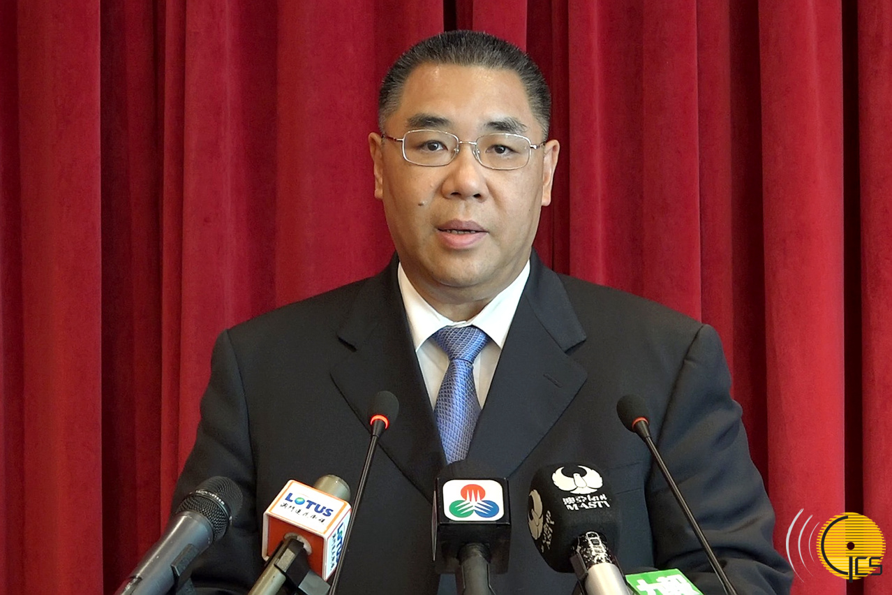 The Chief Executive, Mr Chui Sai On, meets the press.