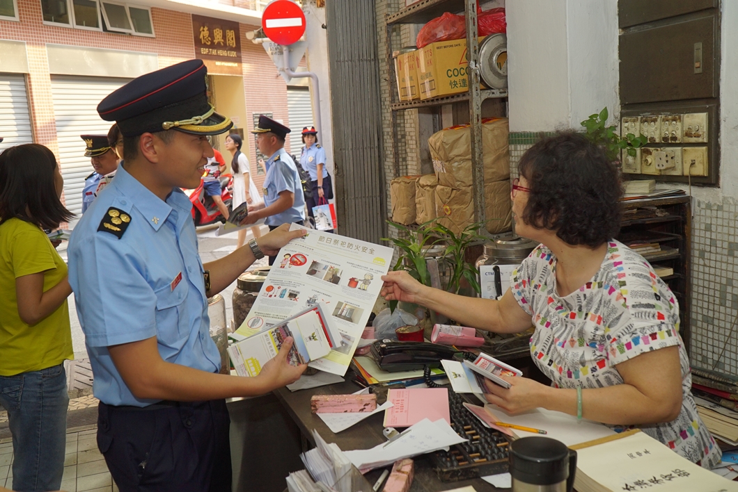 消防局派員落區進行中秋節防火宣傳